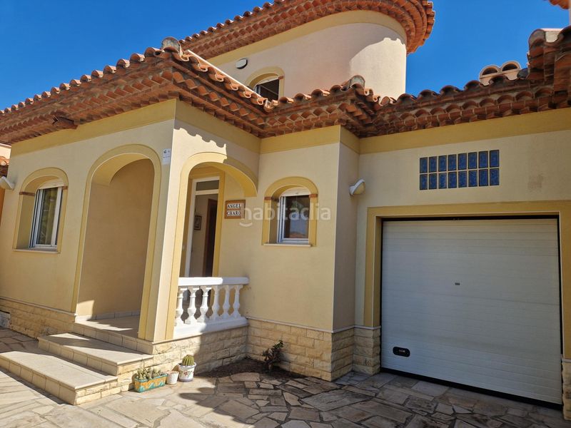 Foto d8aa2922-72f8-479f-912b-443e71347b58. Casa adossada amb aparcament piscina a Centre Miami Platja