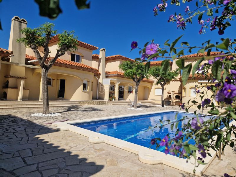 Foto f578ea08-9d15-44d0-8eb7-417b4cb6636d. Casa adossada amb aparcament piscina a Centre Miami Platja