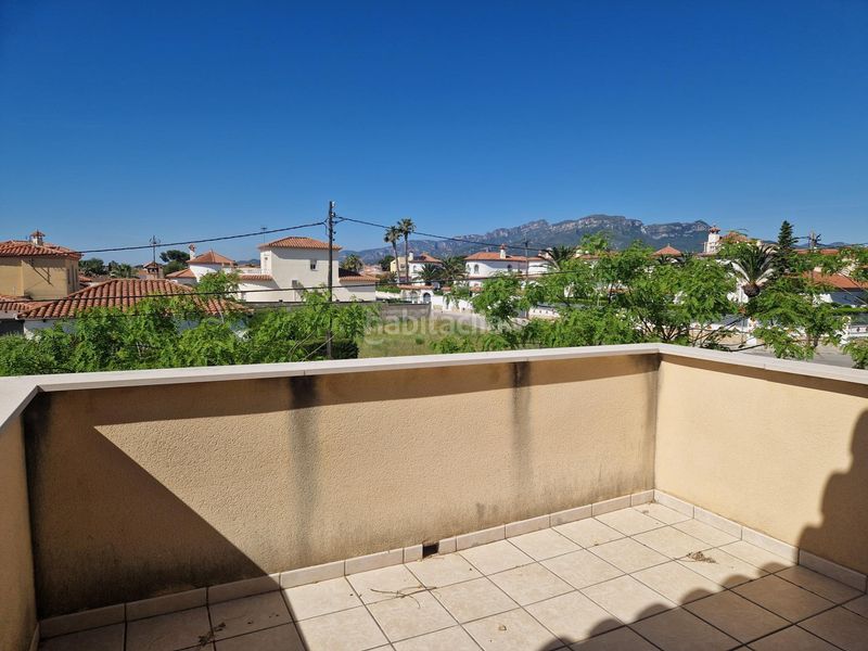 Foto f90700fa-cfdb-4dbb-a32d-c1c6f27c21b9. Casa adossada amb aparcament piscina a Centre Miami Platja