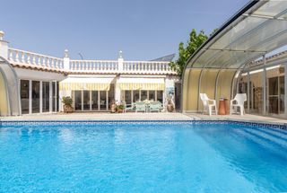 Chalet  Carrer josep m de sagarra de. Exclusiva propiedad con piscina cubierta utilizable todo el año