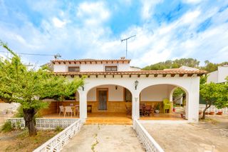 Casa a schiera  Camino monte 6. Unifamiliar con fachada de arcos abiertos y teja alicantina