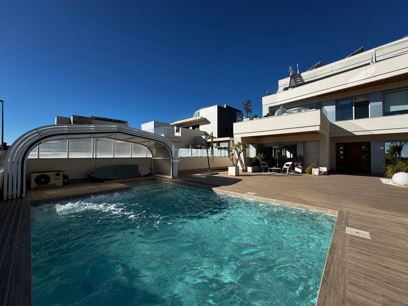 Foto 90c374fe-be10-4d84-9d64-837dc60539f0. Casa amb aparcament a Playa Flamenca Orihuela