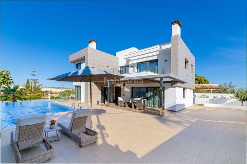 Foto 05e57b57-ffb3-4dd3-a0ea-d90d434799be. Casa amb aparcament a Centro - Muelle Pesquero Torrevieja