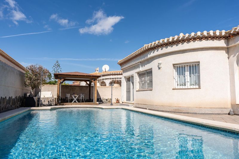 Foto da75f183-6fd4-46a2-a848-1d1c52d05d0d. Casa amb calefacció a Playa Flamenca Orihuela