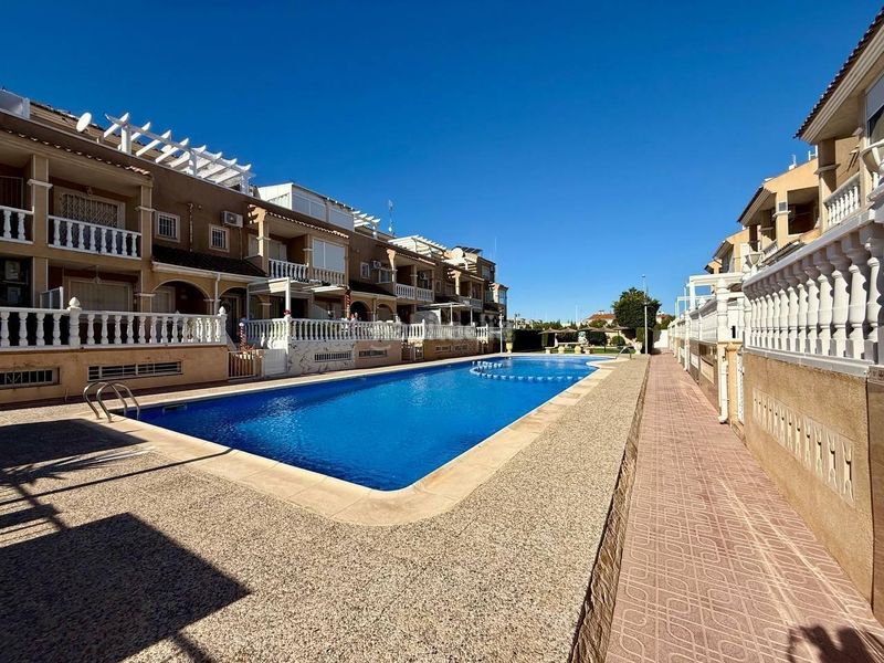 Foto 0940f680-3e1a-427e-933f-0f237cb8987d. Casa amb aparcament a Playa Flamenca Orihuela