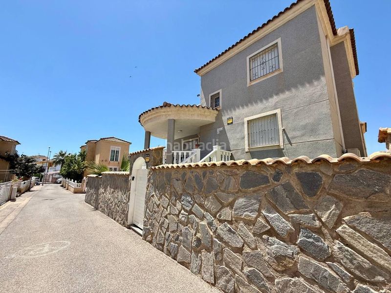 Foto 5d4cbe0a-e541-488a-b686-5f2a96e564b6. Casa amb aparcament a Playa Flamenca Orihuela