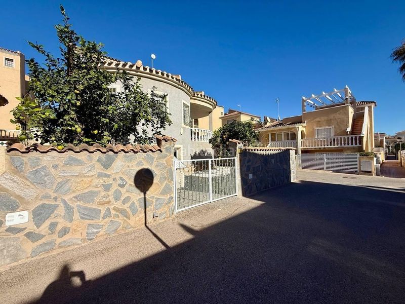Foto f7cb9192-a137-494d-9671-0be6ca9af970. Casa amb aparcament a Playa Flamenca Orihuela