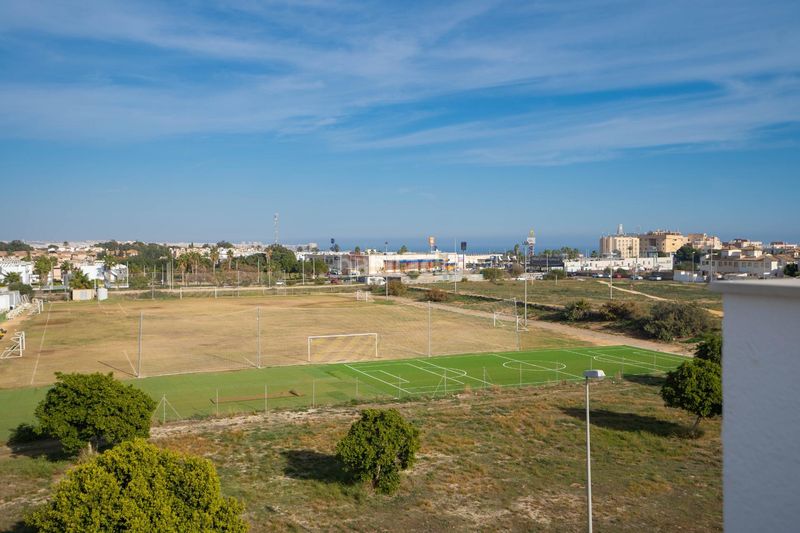 Foto d47b5346-a9ae-46db-9a2f-51003c3b3500. Àtic amb calefacció a Playa Flamenca Orihuela
