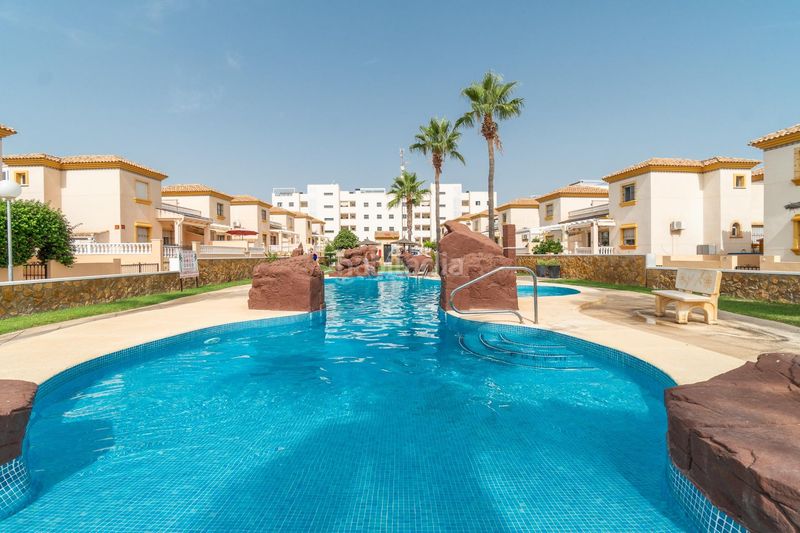 Foto b0e774f7-e2b4-4822-83ee-acc9dbd85adf. Casa adossada amb calefacció a Villamartín-Las Filipinas Orihuela