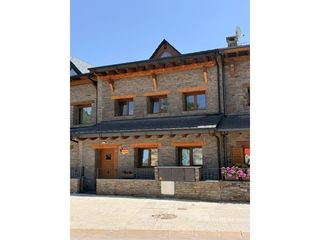 Reihenhaus in Puigcerdà. Encantadora casa adosada de estilo ceretano en puigcerdà con gra