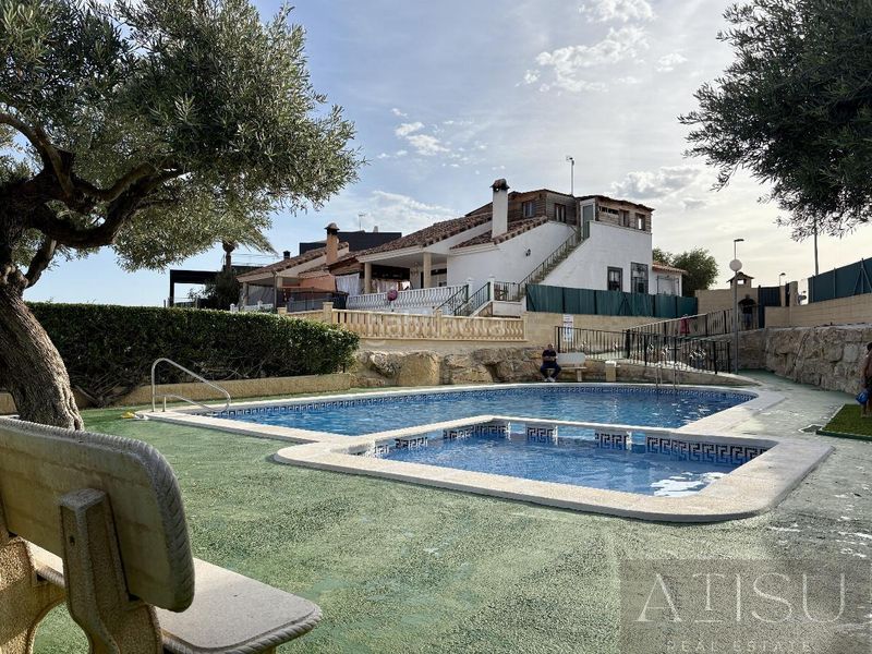 Foto 6f3814df-8793-4f3e-9a9c-8bbecf24be23. Casa aparellada amb aparcament piscina a Centro Mutxamel