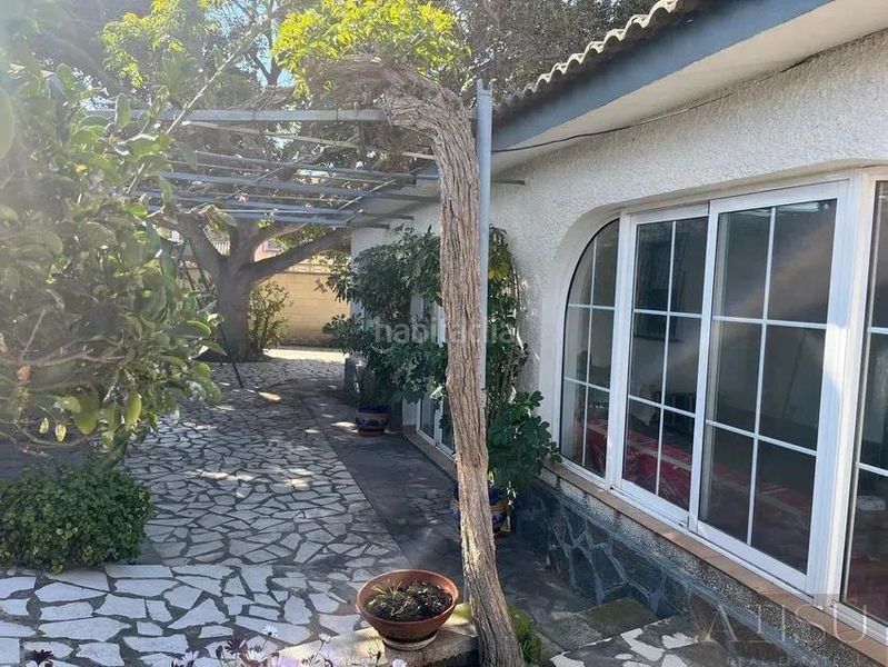 Foto c4909139-8254-4299-ac43-0648a5f72728. Casa amb piscina a Busot