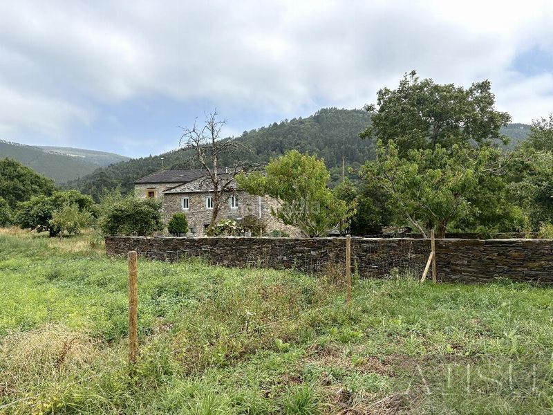 Foto 5fa6aeab-c016-41e4-86d5-8b17c202dc53. Masia a vides a Pontenova (A)