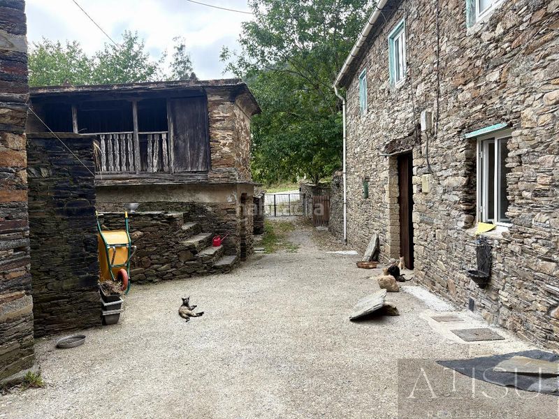 Foto 77642737-c432-4f52-a25d-9b4699a4bedb. Masia a vides a Pontenova (A)