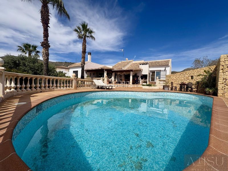 Foto 449ee1cd-3062-4a0d-91f7-b6edbc3b1ab2. Casa amb aparcament piscina a Pueblo Español-Coveta Fumá Campello (el)