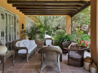 Chalet in La Dama de Noche - La Alzambra. Villa de 4 dormitorios con jardín grande y piscina en venta en p