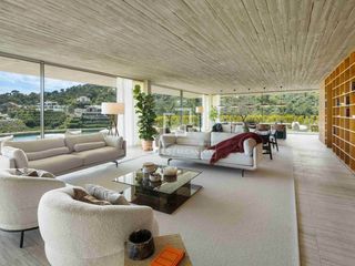 Chalet in El Madroñal. Villa moderna sin estrenar de 7 dormitorios con seguridad las 24