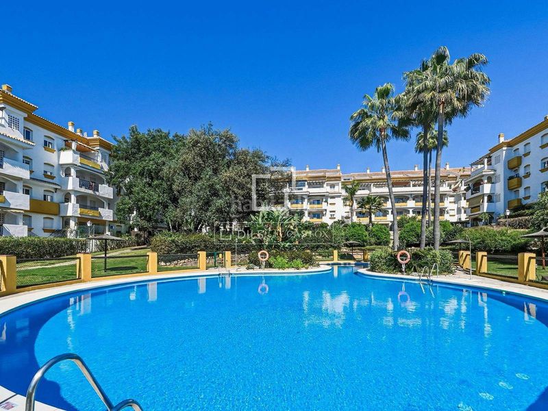 Foto a3fd5da1-eba0-4442-a9b1-6df2f1b011dc. Pis amb aparcament piscina a La Carolina - Guadalpín Marbella