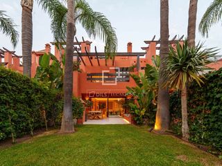 Xalet a Lomas de Marbella Club. Elegante casa adosada reformada de 4 dormitorios en la milla de