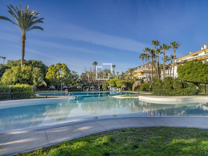 Foto f3a7dc4e-f8db-4ead-a836-efeaf6c99264. Pis amb aparcament piscina a La Dama de Noche - La Alzambra Marbella