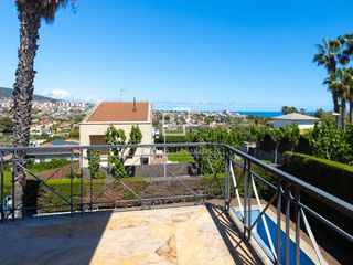 Chalet à Alella. Villa a cuatro vientos con jardín y piscina en venta junto a can