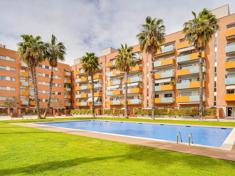 Foto b5b9dc79-e5ab-4d1f-80fb-78bc6b8e3ff1. Pis amb aparcament piscina a La Vila Olímpica del Poblenou Barcelona