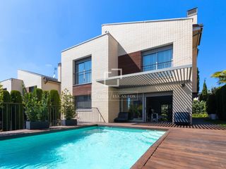 Chalet à Vilassar de Dalt. Casa villa en excelentes condiciones de 5 dormitorios en venta e
