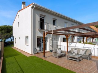 Chalet en Urbanitzacions. Casa esquinera exclusiva con mobiliario de alta gama incluido y