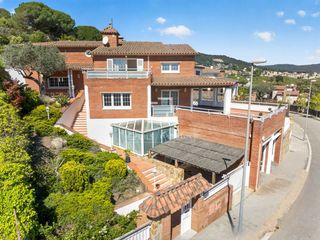 Xalet a Nucli Urbà. Casa  villa de 5 dormitorios en venta en argentona, barcelona