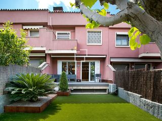 Xalet a Alella. Elegante casa adosada con jardín privado y zona comunitaria con