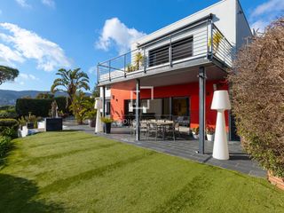 Xalet a Cabrils. Casa  villa en excelentes condiciones de 5 dormitorios en venta