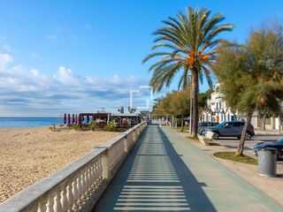 Xalet a Caldes d´Estrac. Exclusiva casa en primera línea de mar en venta en caldes destra