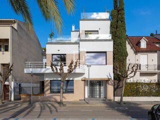 Chalet in Caldes d´Estrac. Exclusiva casa en primera línea de mar en venta en caldes destra