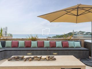 Chalet in Premià de Dalt. Villa en excelentes condiciones con 5 dormitorios, jardín y lice