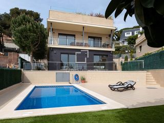 Xalet a Premià de Dalt. Villa en excelentes condiciones con 5 dormitorios, jardín y lice
