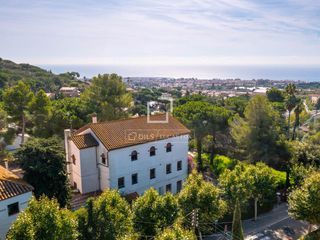 Xalet a Premià de Dalt. Amplia villa con encanto con vistas al mar en venta en premià de