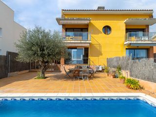 Xalet a Sant Vicenç Platja. Casa  villa con vistas al mar y de 4 dormitorios en venta en san