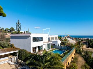 Xalet a Premià de Dalt. Exclusiva villa de obra nueva con jardín, piscina y vistas al ma
