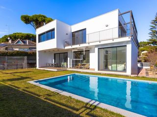Xalet a Premià de Dalt. Exclusiva villa de obra nueva con jardín, piscina y vistas al ma