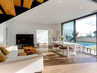 Chalet à Premià de Dalt. Exclusiva villa de obra nueva con jardín, piscina y vistas al ma
