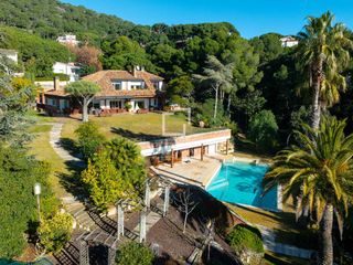 Xalet a Premià de Dalt. Villa de 5 dormitorios con fantásticas vistas al mar en venta en