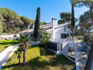 Chalet à Cabrera de Mar. Casa  villa en excelentes condiciones de 8 dormitorios en venta