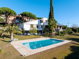 Xalet a Mas Ram. Casa  villa excelentes de 5 dormitorios en venta en tiana, barce