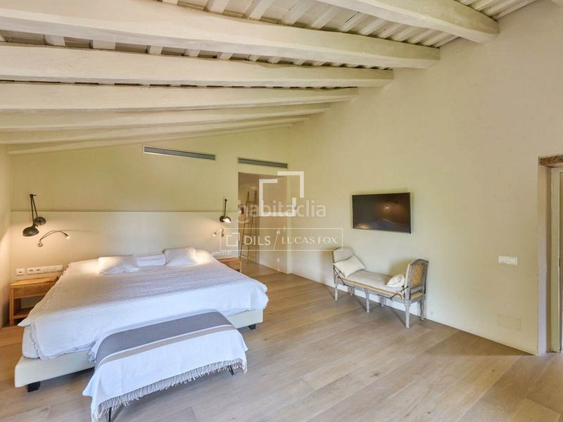 Foto 1a1a93be-e406-4c1d-b6fd-be11f1b5f516. Chalet majestuosa masía histórica en venta con 5 dormitorios suite en Alella