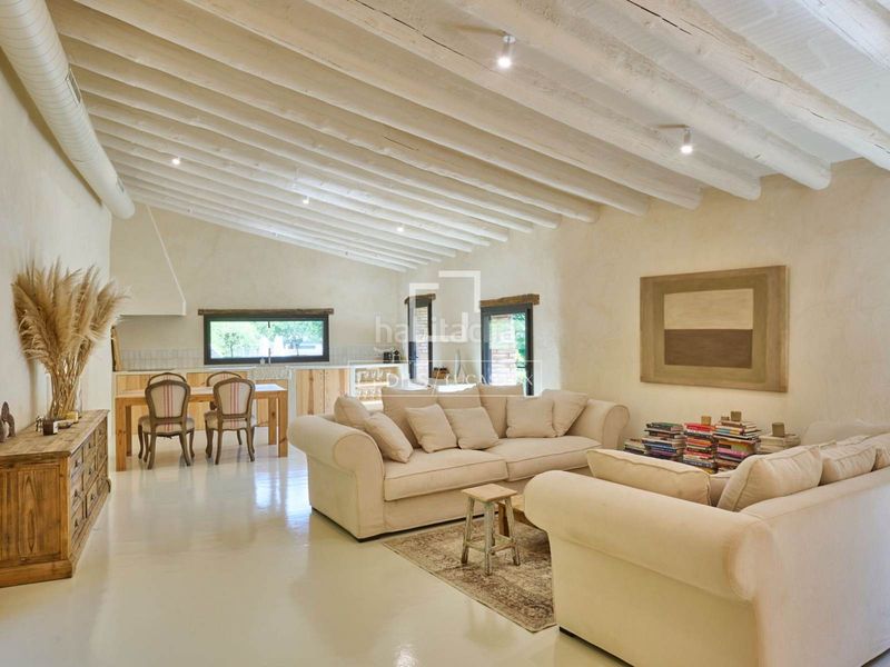 Foto 28737784-3d22-40f2-971f-3257a360dd16. Chalet majestuosa masía histórica en venta con 5 dormitorios suite en Alella