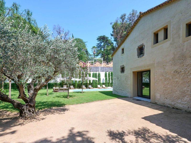Foto 7f5f61e5-043d-4fd8-9054-b8f53ede21f3. Chalet majestuosa masía histórica en venta con 5 dormitorios suite en Alella