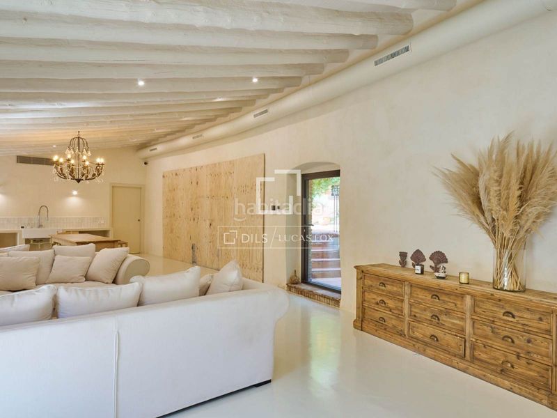 Foto 8a11c9c8-9be0-46e8-8ed2-f054742a67ac. Chalet majestuosa masía histórica en venta con 5 dormitorios suite en Alella