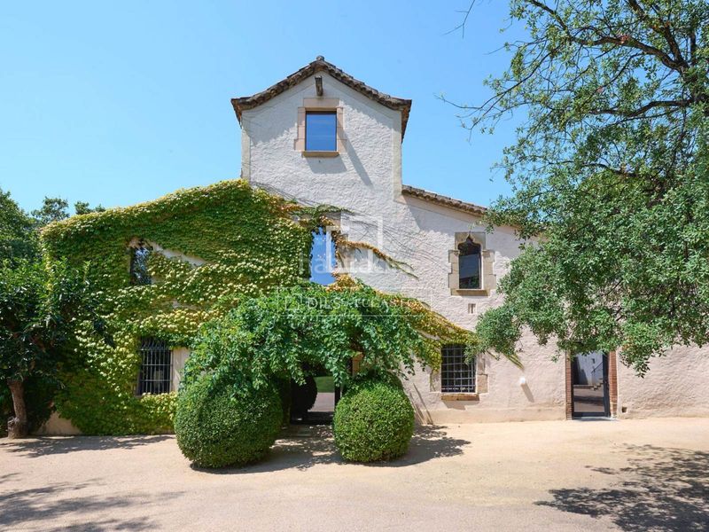 Foto 8dcc7860-b801-4d7b-8b23-18a6d06fa238. Chalet majestuosa masía histórica en venta con 5 dormitorios suite en Alella