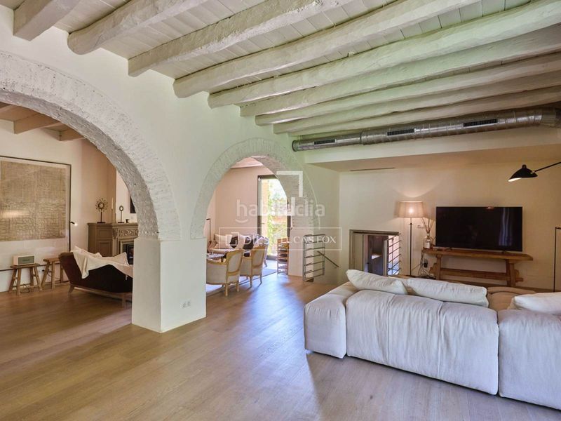 Foto a13e3784-3ab8-4308-847a-b29c6bb6e767. Chalet majestuosa masía histórica en venta con 5 dormitorios suite en Alella