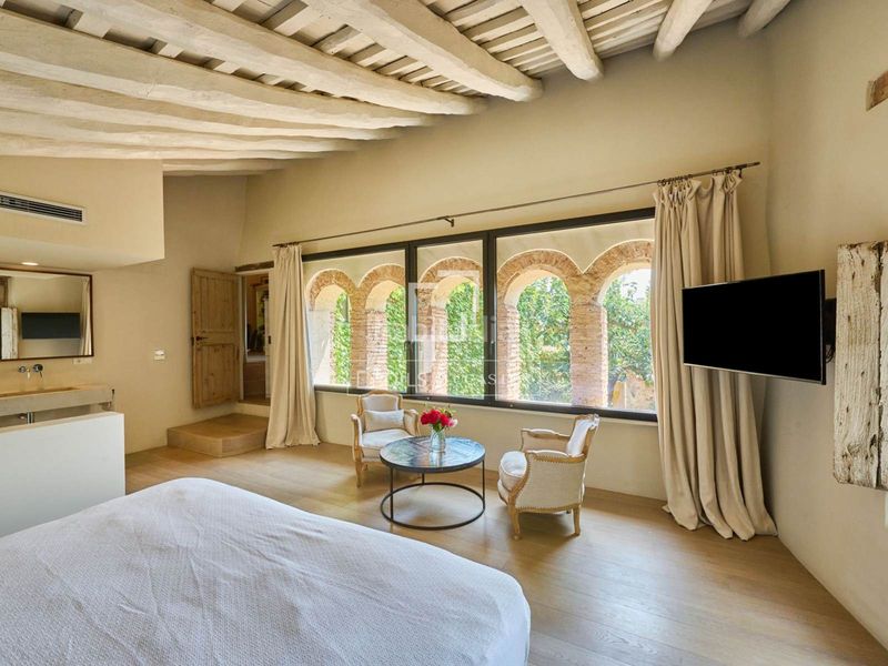 Foto a4c73a4e-474f-4de6-a9e7-fd3903067d2c. Chalet majestuosa masía histórica en venta con 5 dormitorios suite en Alella